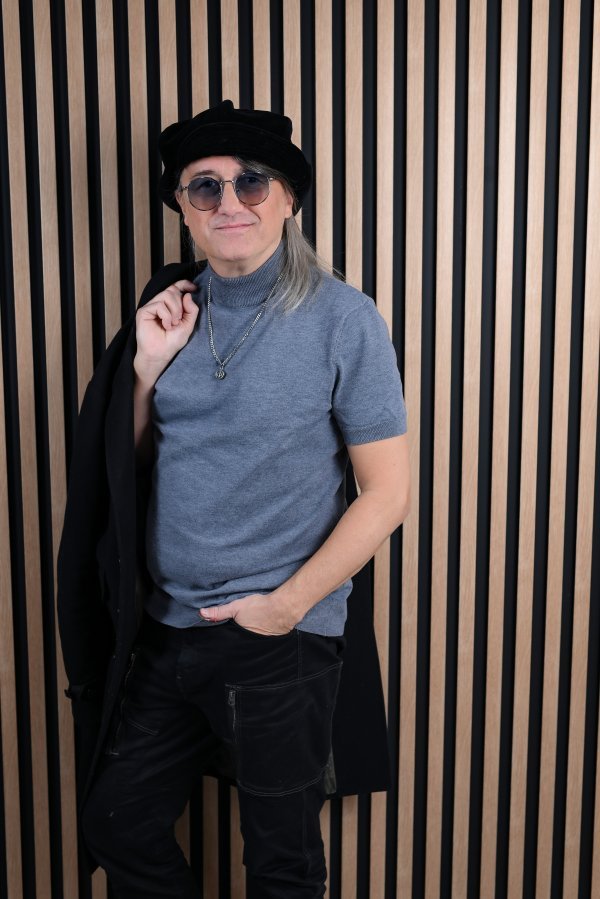 Privatni život nastoji držati podalje od očiju javnosti, ali poznato je da je dva desetljeća u vezi s partnericom, diplomatkinjom Špelom Možinom