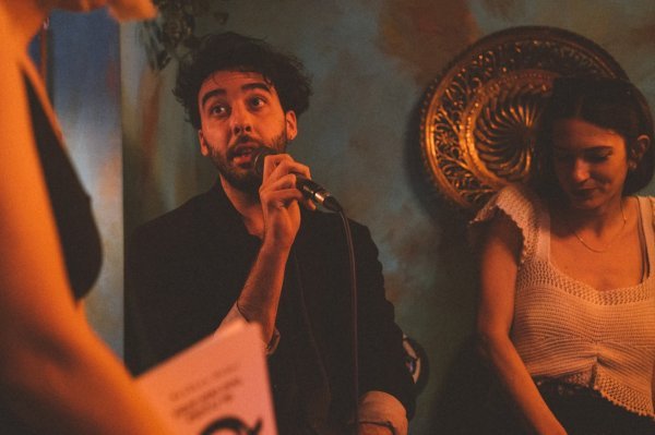 Sven Popović vodi večeri pune razgovora i glazbe