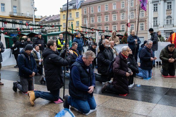 Molitelji na Trgu bana Jelačića u Zagrebu