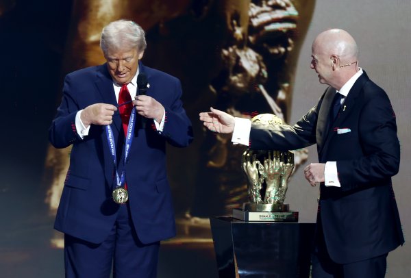 Flaster na ruci Donalda Trumpa