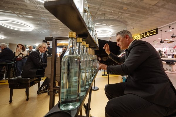 Odlasci uz bezvremenske klasike: Zračna luka Zagreb pretvorila terminal u koncertnu pozornicu