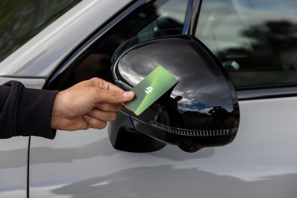 Leapmotor C10: NFC digitalni ključ koji otključava automobil kada se drži blizu čitača u blizini retrovizora.