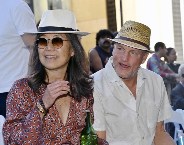Woody Harrelson i Laura Louie