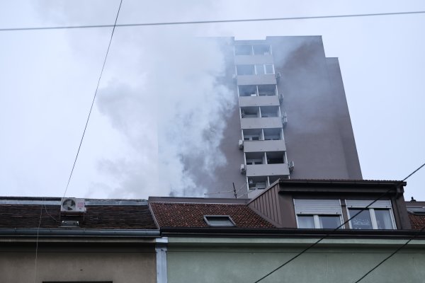 Zagreb: Vatrogasci gase požar koji je izbio na krovištu stambene zgrade u Metalčevoj ulici