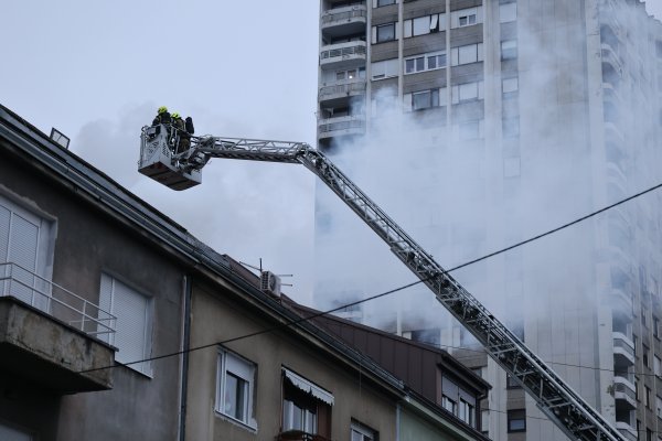 FOTO Izbio požar na krovištu zgrade na Trešnjevci, poznat uzrok