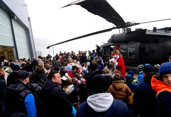 VIDEO Djed Božićnjak sletio u vojarnu Lučko helikopterom Black Hawk