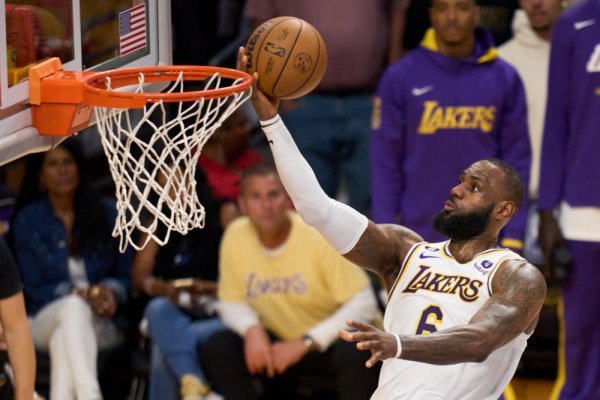 LeBron James poludio na suce, a onda u šokantnoj završnici odveo Lakerse do pobjede