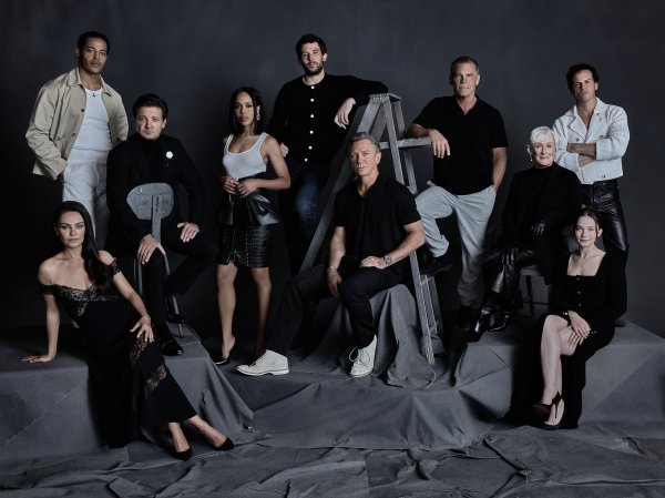 Wake Up Dead Man: A Knives Out Mystery