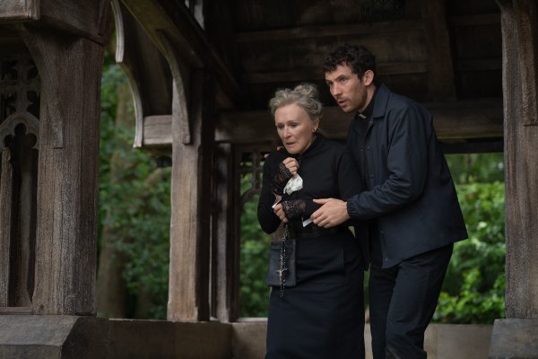 Glenn Close i Josh O'Connor