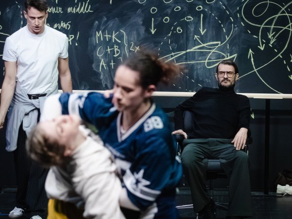 Režija ulazi duboko u sam stvaralački proces, pokazujući kako se ideje oblikuju, raspodjeljuju i provode unutar jasno hijerarhiziranog sustava