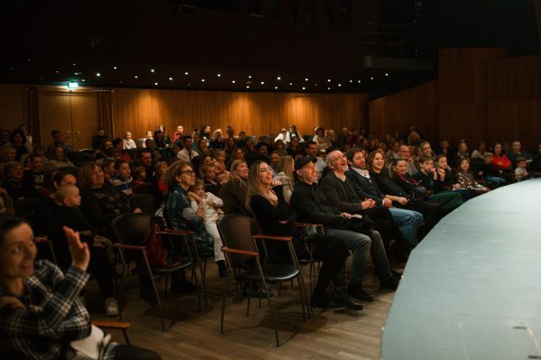 Publika na predstavi 'Čarobni božićni sat'