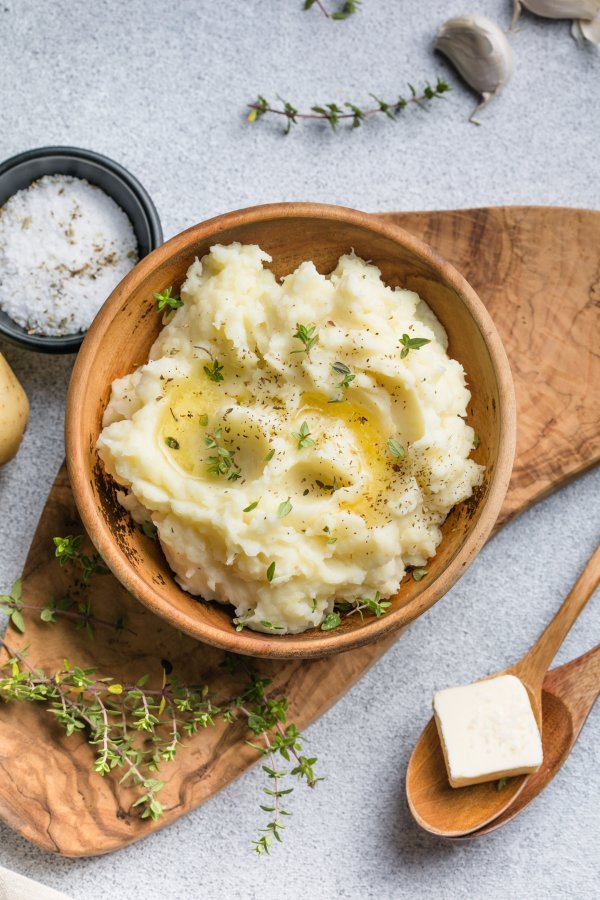 Savršeno kremasti pire krumpir je s dodatkom kiselog vrhnja, vrhnja za kuhanje i maslaca