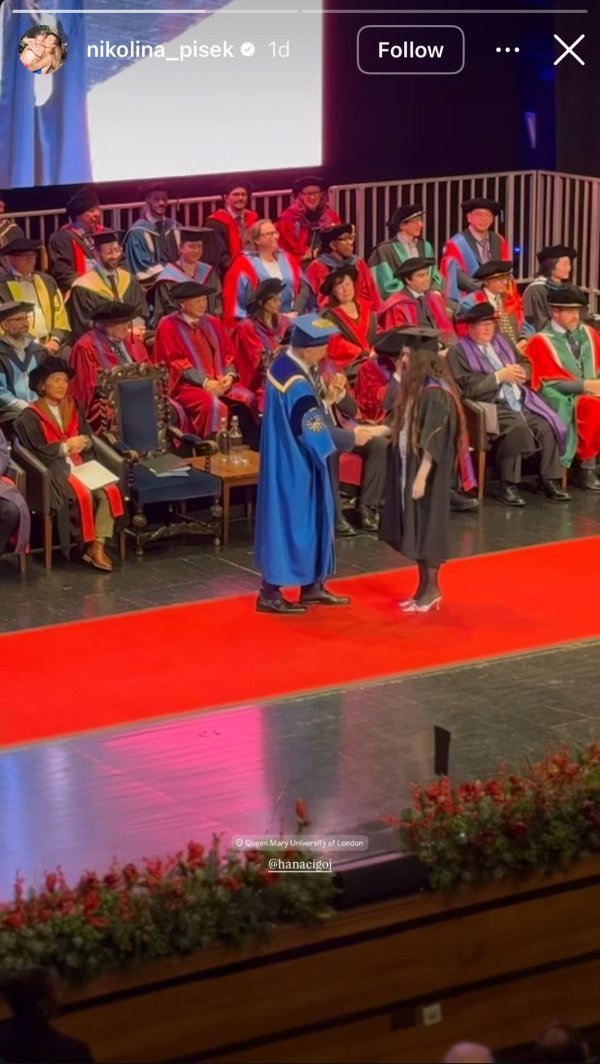 Hana Cigoj u ruke prima diplomu.