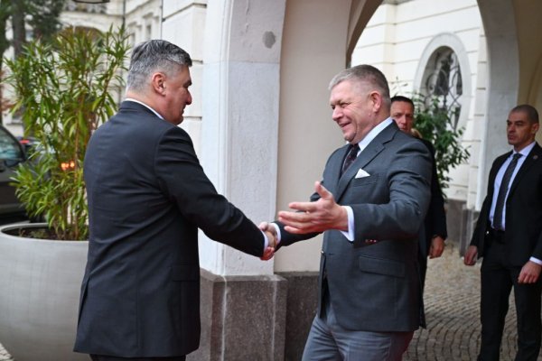 Srdačan susret Milanovića s Robertom Ficom