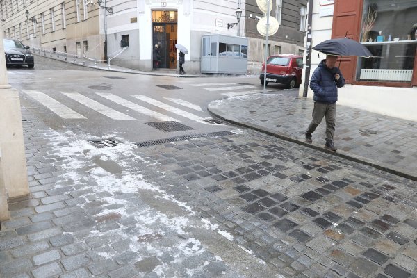 Ceste su skliske, moguća poledica i odroni