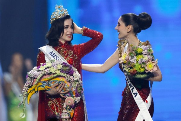 Pobjednica Miss Universea šokirala reakcijom: Tjelohranitelj ju je odnio s pozornice