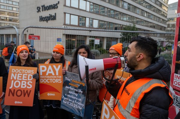 Liječnici u Engleskoj traže povećanje plaća za 29 posto
