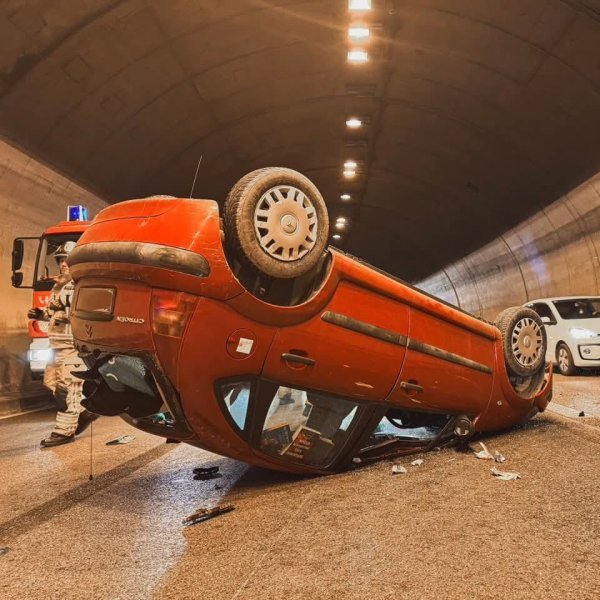 Teška nesreća kod Solina: Automobil završio na krovu, jedna osoba ozlijeđena