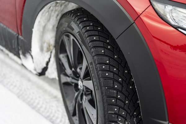 Mazda savjetuje kako vožnju po snijegu i ledu učiniti ugodnijim iskustvom (na slici zimske gume s čavlima)