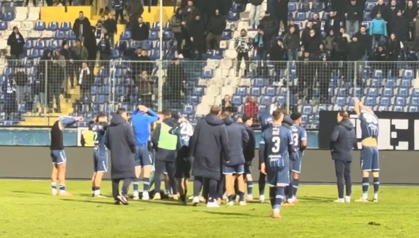 Drama u Sarajevu! Pogledajte kako su bijesni navijači Želje natjerali igrače da skinu dresove, a oni ih poslušali