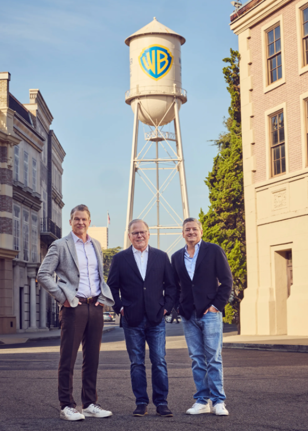 Greg Peters, David Zaslav i Ted Sarandos ispred legendarnog vodotornja s logom Warner Brosa