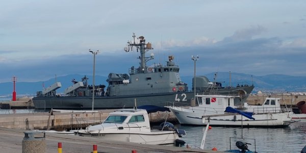 Tijekom uklanjanja murala u Supetru uplovila je i raketna topovnjača