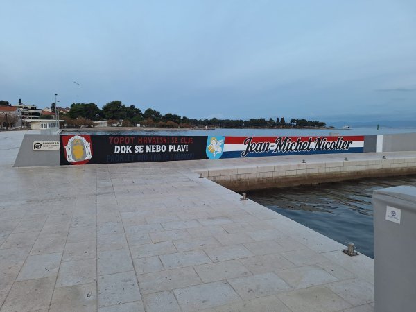 Mural u Supetru s docrtanim dijelom, koji je uklonjen