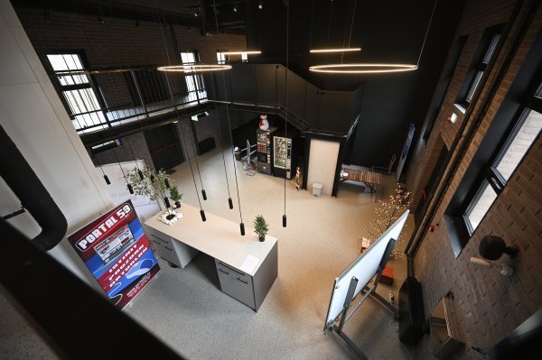 Centar za mlade na dvije etaže mladima nudi sve od radionica do koncerata i prostora za druženje