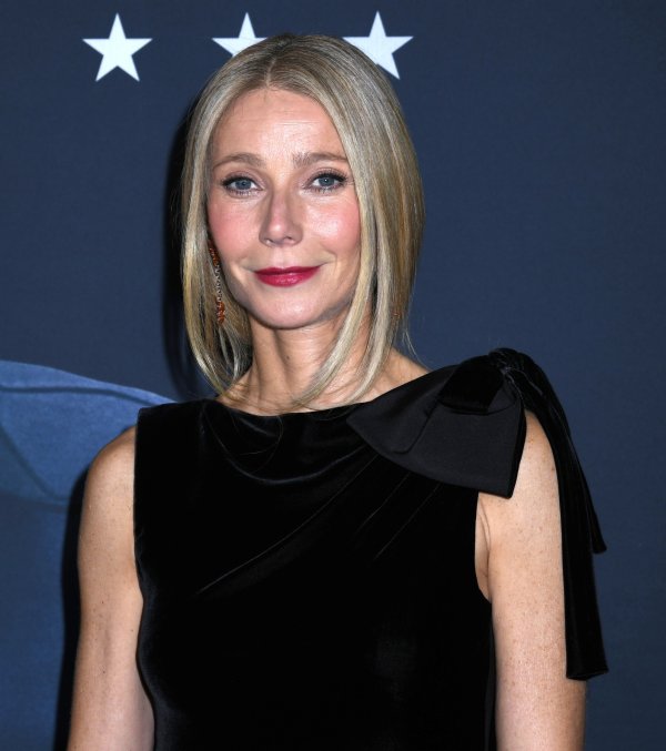 Trend koji je popularniji: Još jedna slavna ljepotica ponosno prigrlila svoje sijede