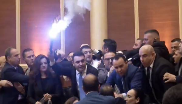 Nevjerojatne scene iz Albanije: Oporba upalila bengalku u parlamentu i tražila ostavku ministrice