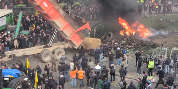 Sukob policije i poljoprivrednika: Vodeni topovi, krumpiri, cikla, suzavac i ljudi s fantomkama