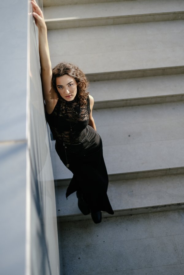 Šibenskih korijena po majci, rođena je u Zadru, a Akademiju je završila u Splitu