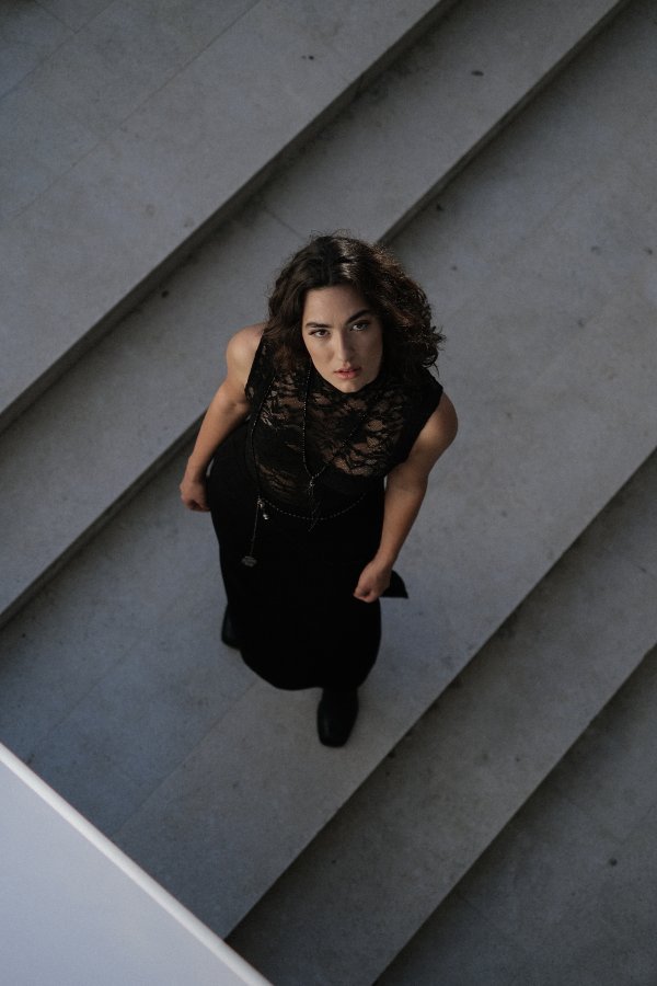 Nema stalni angažman ni u jednom kazalištu te uživa u ulozi slobodne umjetnice