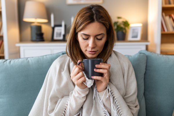 Ispijanje toplih napitaka, poput čaja ili bistre juhe, pomaže održati grlo vlažnim i olakšava izbacivanje sluzi.