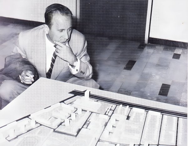 Đuro Kladarin i maketa Vjesnika, 1955.