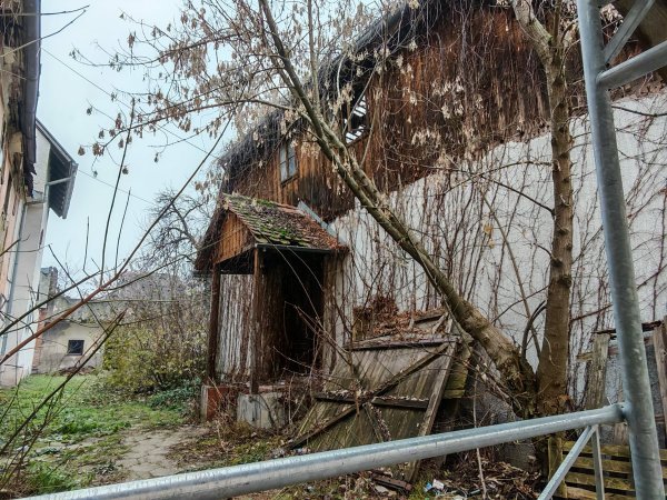 Ištećene kuće u Zdravkovom dvorištu u kojima trenutno nitko ne živi