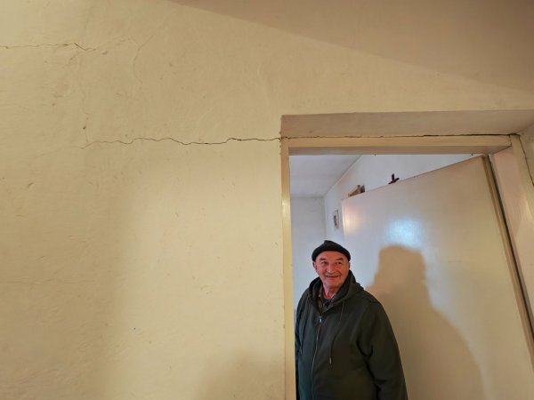 Unatoč oštećenjima na kući, Zdravko ostaje vedar te nastoji sam popraviti koliko može