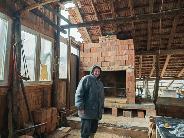 Sam ju je izgradio nakon potresa