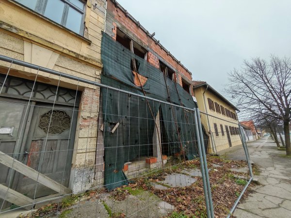 Jedna pokraj druge, neke kuće su još u radovima, druge su već sređene