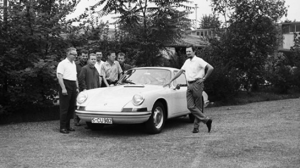 Heinrich Klie, Ernst Bolt, Hans Ploch, Hans Springmann, Ferdinand Alexander Porsche, slijeva, uz Porsche 901, (1963.)