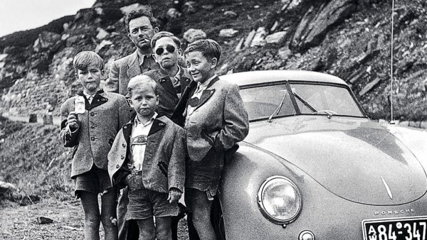 Hans-Peter Porsche, Wolfgang Porsche, Ferry Porsche, Ferdinand Alexander Porsche, Gerhard Porsche,(s lijeva na desno), uz 356 Coupé, 1950.