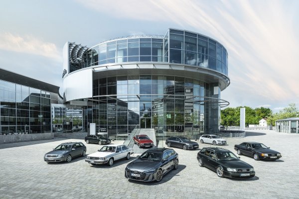 Sve generacije Audijeve C serije modela na jednoj slici – od prve (C1) do trenutnog modela (C9), novi Audi A6 Avant (sprijeda i u sredini). Rijetka grupa koja dokumentira razvoj Audijevih limuzina pune veličine tijekom desetljeća