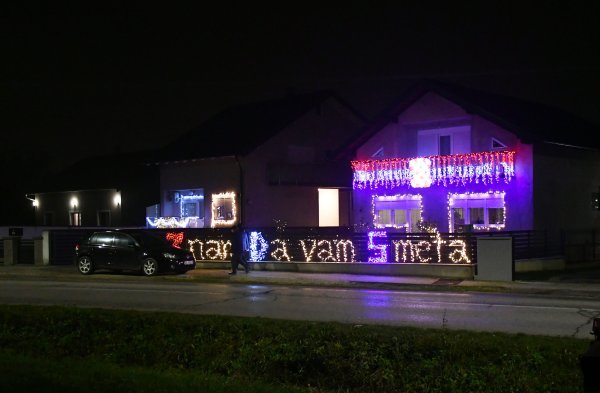 Na ogradi i pročelju kuće lampicama ispisao 'Znam da vam smeta'