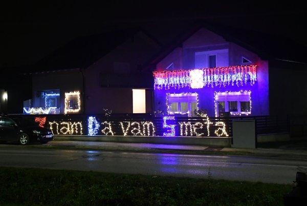 Nekome je smetalo: Evo kako su završile lampice s prvim bijelim poljem i znakovitom porukom