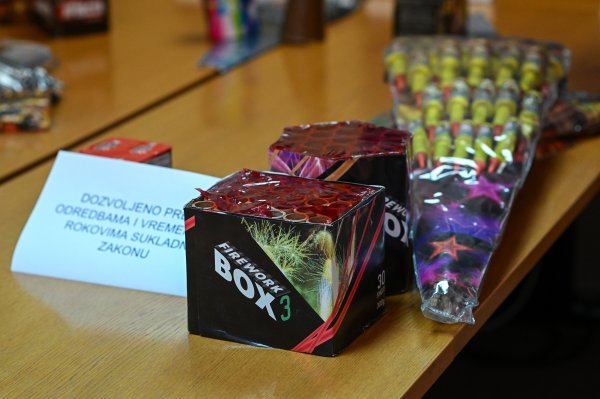 Policija privela muškarca kojemu su u kući pronašli 1353 komada pirotehnike