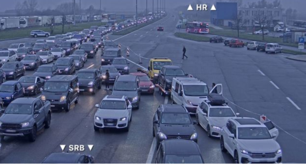 Na Bajakovu se čeka sedam sati, u tunelu Tuhobić se pokvarilo vozilo
