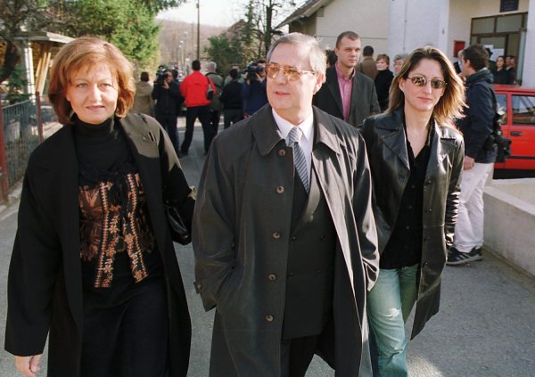 Amika Tomčić s njihovim roditeljima - majkom i ocem, bivšim predsjednikom Hrvatskog Sabora, Zlatkom Tomčićem 2003. godine