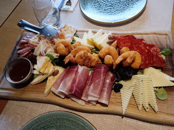 Gastro ponuda u restoranu kampa