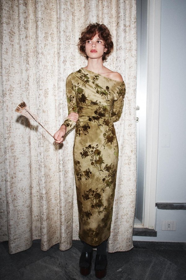 Midi haljina s printom je vječni trend, a Zara je na police stavila modele koji izgledaju kao visoka moda