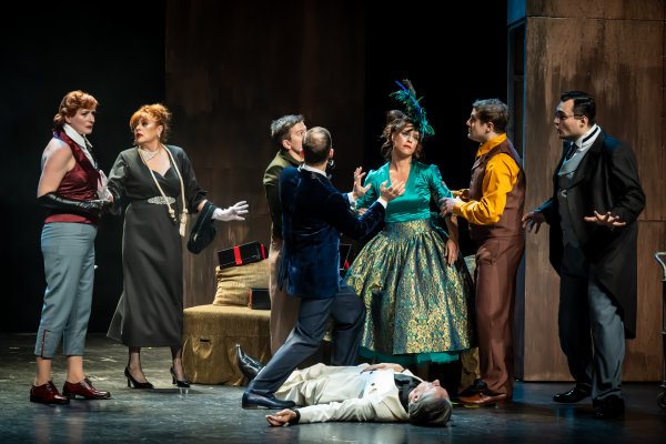 Ansambl se ne štedi kako bi naglasio arhetipove svojih likova i maksimalno ostvario komični potencijal koncepta